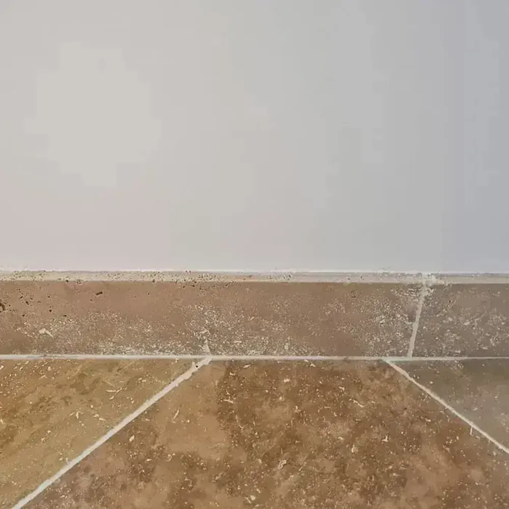 Crockery - Travertine plinth - LIGERIO