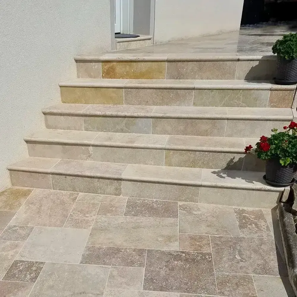 Indoor floor coverings - Hollowed-out travertine step - LIGERIO