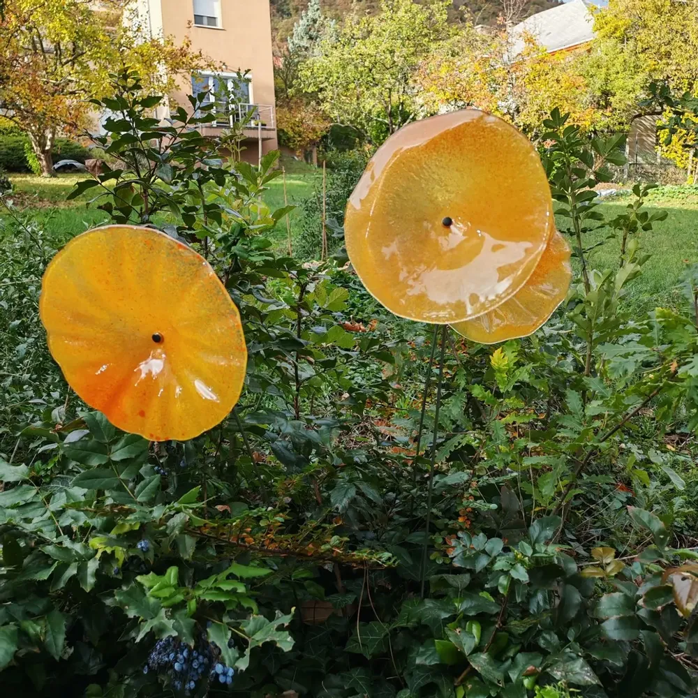 Décorations florales - Fleur en verre de grande taille pour l'extérieur de couleur transparente, jaune, orange avec tige en acier inoxydable de 1 mètre - CARNEOL GLASS