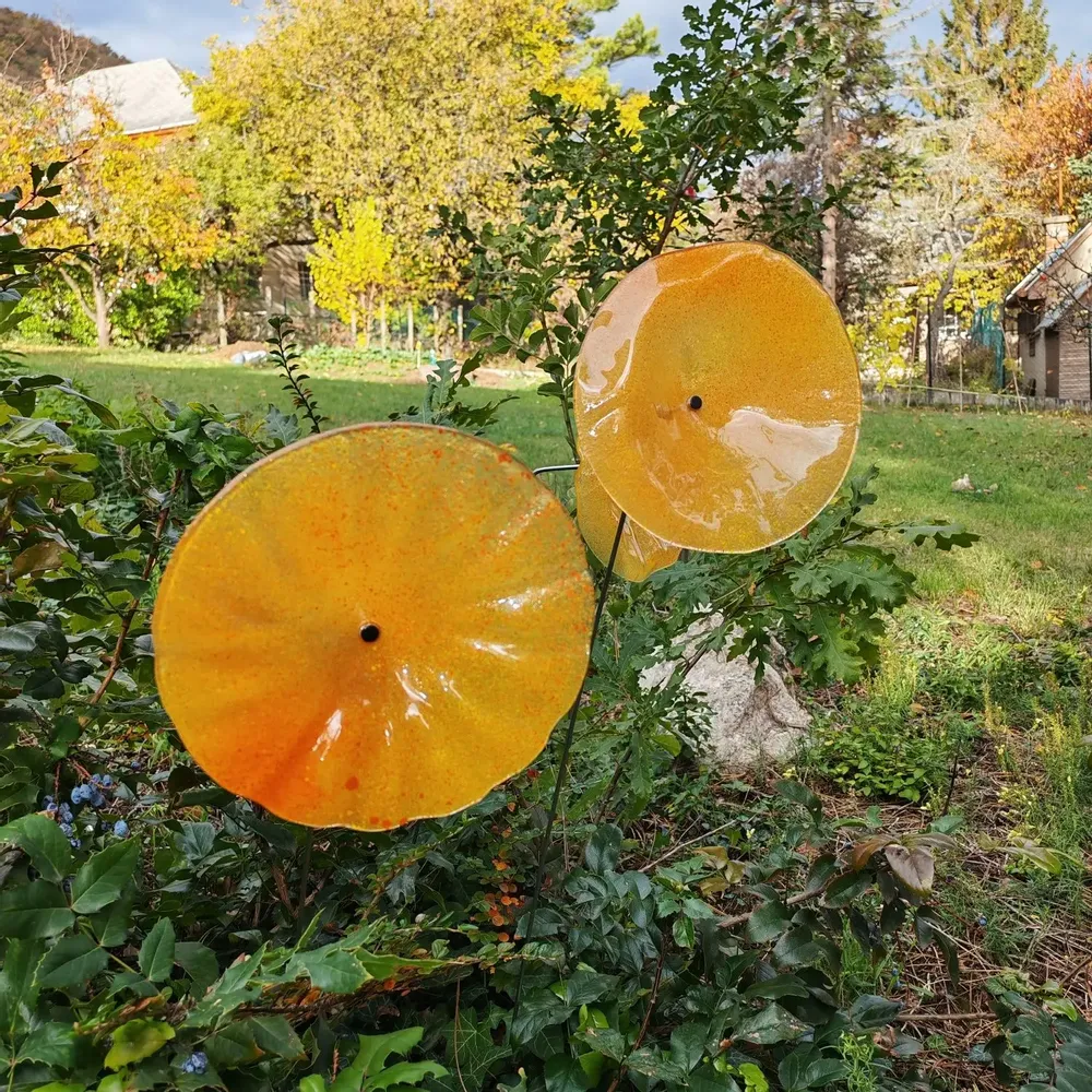Décorations florales - Fleur en verre de grande taille pour l'extérieur de couleur transparente, jaune, orange avec tige en acier inoxydable de 1 mètre - CARNEOL GLASS