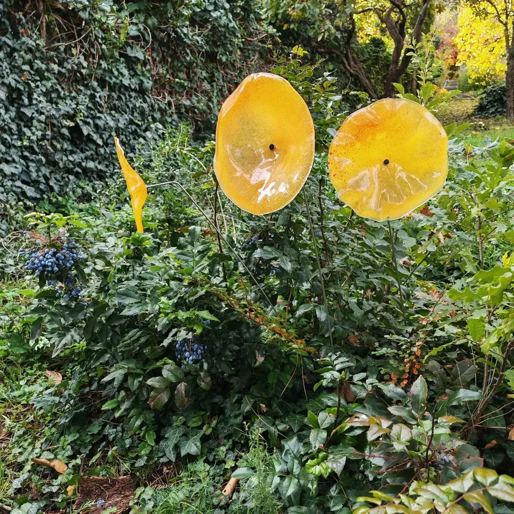 Décorations florales - Fleur en verre de grande taille pour l'extérieur de couleur transparente, jaune, orange avec tige en acier inoxydable de 1 mètre - CARNEOL GLASS
