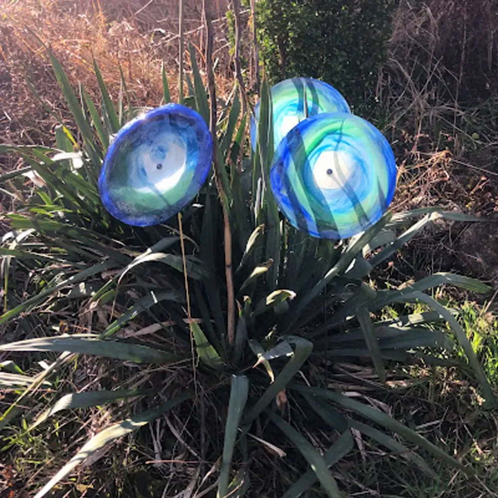 Floral decoration - Large size glass flower for outdoor use in dark blue-green colour with 1 meter stainless steel stem - CARNEOL GLASS