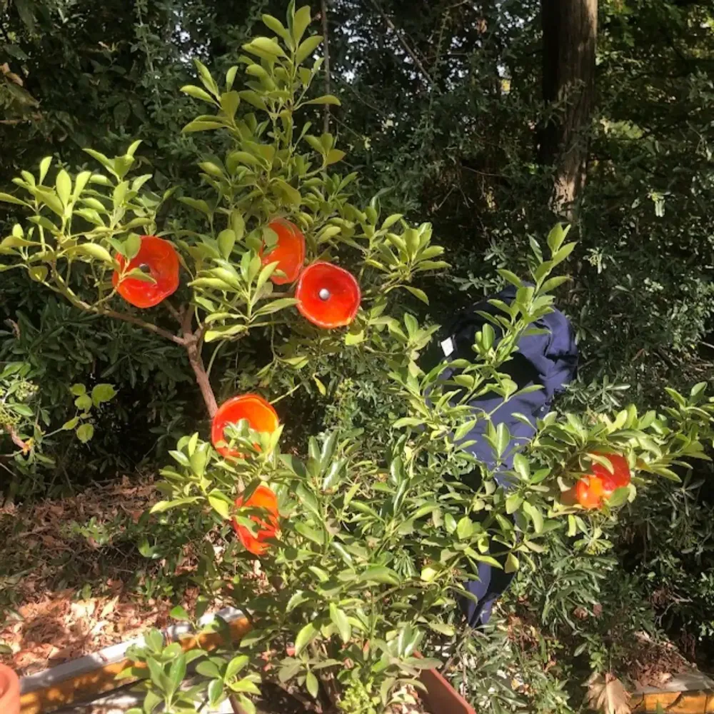 Floral decoration - Medium size glass flower in orange on a flexible stem - CARNEOL GLASS