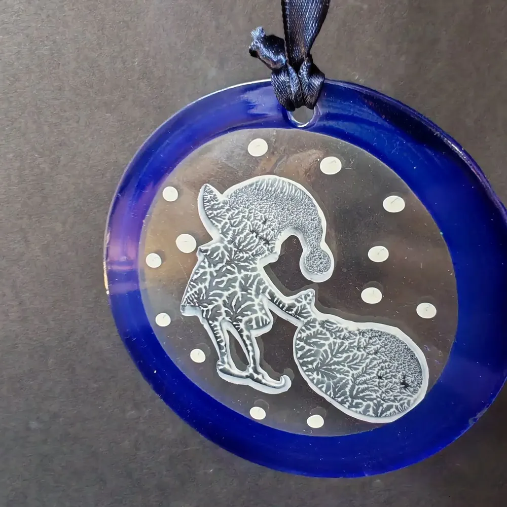 Autres décorations de Noël - Décoration en verre représentant un elfe bleu peint à la main avec un sac - CARNEOL GLASS