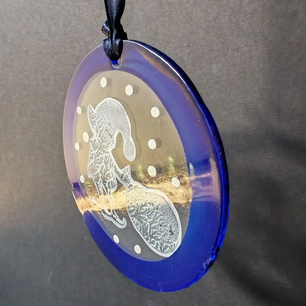 Autres décorations de Noël - Décoration en verre représentant un elfe bleu peint à la main avec un sac - CARNEOL GLASS