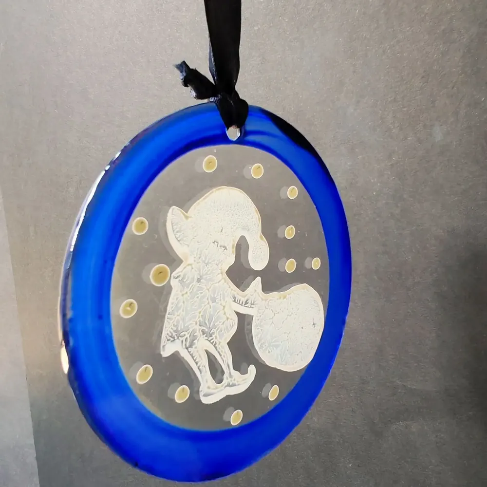 Autres décorations de Noël - Décoration en verre représentant un elfe bleu peint à la main avec un sac - CARNEOL GLASS