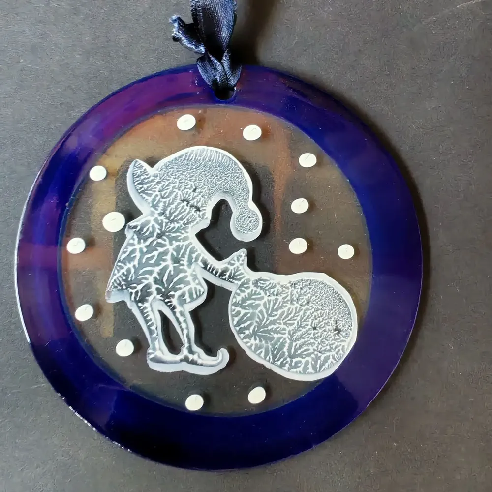 Autres décorations de Noël - Décoration en verre représentant un elfe bleu peint à la main avec un sac - CARNEOL GLASS