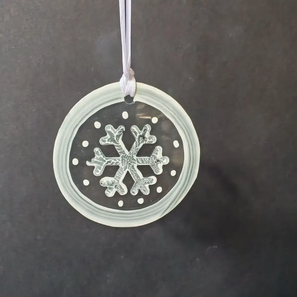 Other Christmas decorations - White hand-painted snowflake-shaped glass ornament - CARNEOL GLASS