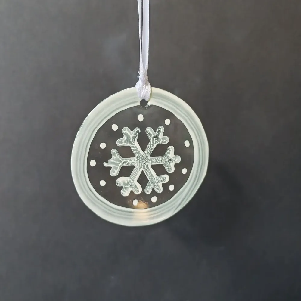 Other Christmas decorations - White hand-painted snowflake-shaped glass ornament - CARNEOL GLASS