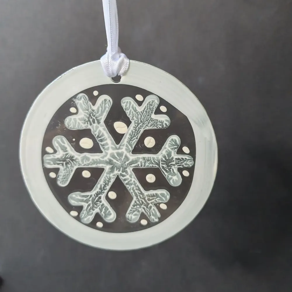 Other Christmas decorations - White hand-painted snowflake-shaped glass ornament - CARNEOL GLASS