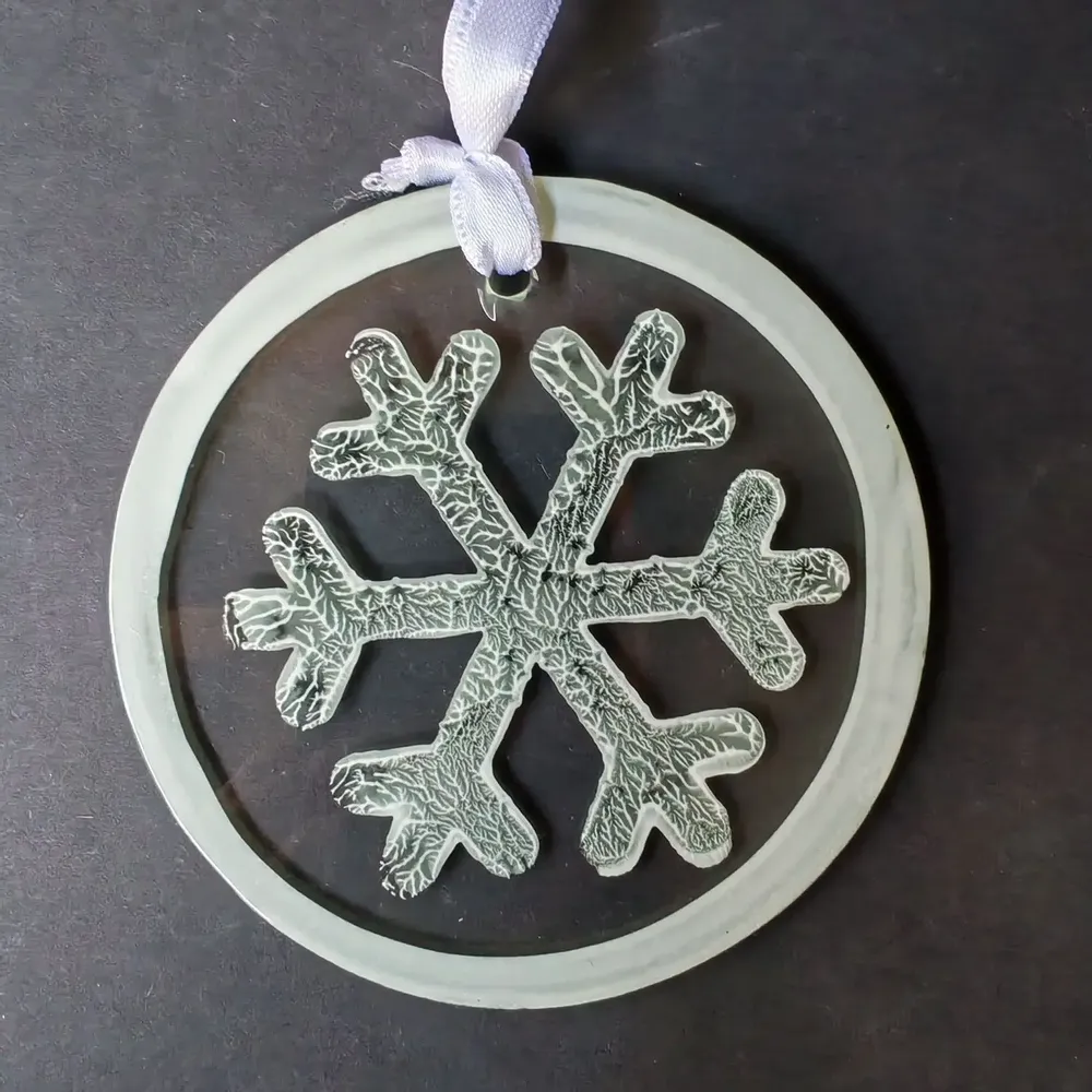Other Christmas decorations - White hand-painted snowflake-shaped glass ornament - CARNEOL GLASS