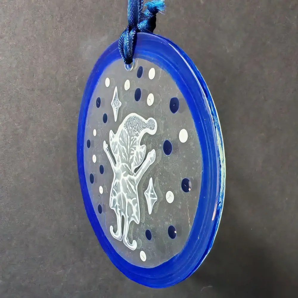 Autres décorations de Noël - Décoration en verre représentant un elfe debout peint à la main en bleu - CARNEOL GLASS