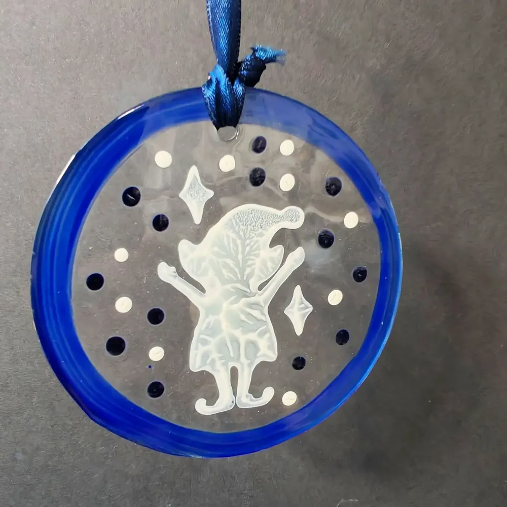 Autres décorations de Noël - Décoration en verre représentant un elfe debout peint à la main en bleu - CARNEOL GLASS