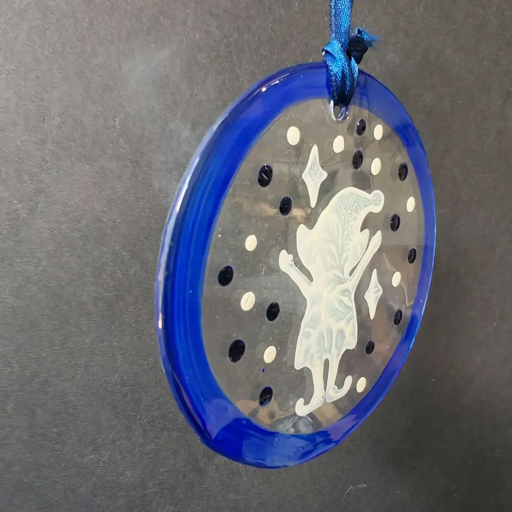 Autres décorations de Noël - Décoration en verre représentant un elfe debout peint à la main en bleu - CARNEOL GLASS