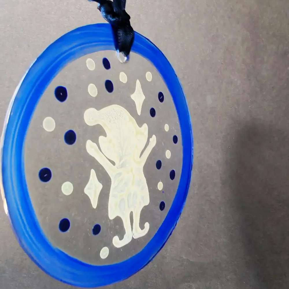 Autres décorations de Noël - Décoration en verre représentant un elfe debout peint à la main en bleu - CARNEOL GLASS