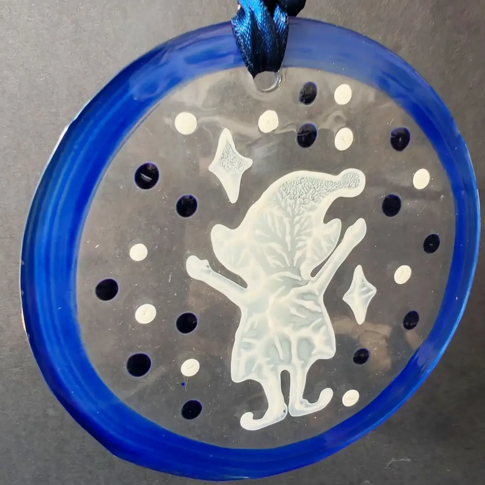 Autres décorations de Noël - Décoration en verre représentant un elfe debout peint à la main en bleu - CARNEOL GLASS