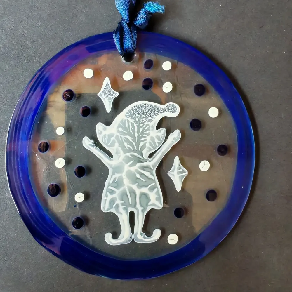 Autres décorations de Noël - Décoration en verre représentant un elfe debout peint à la main en bleu - CARNEOL GLASS