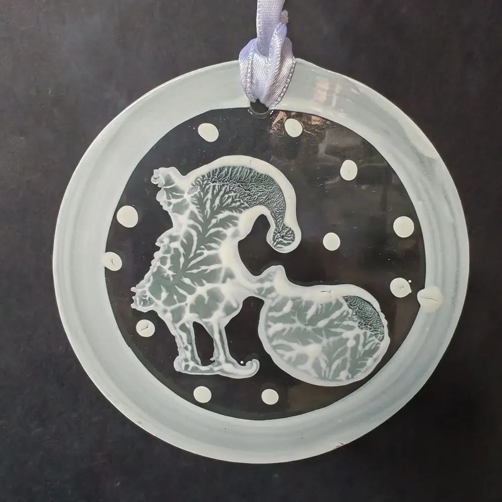 Other Christmas decorations - White hand-painted elf with bag glass ornament - CARNEOL GLASS