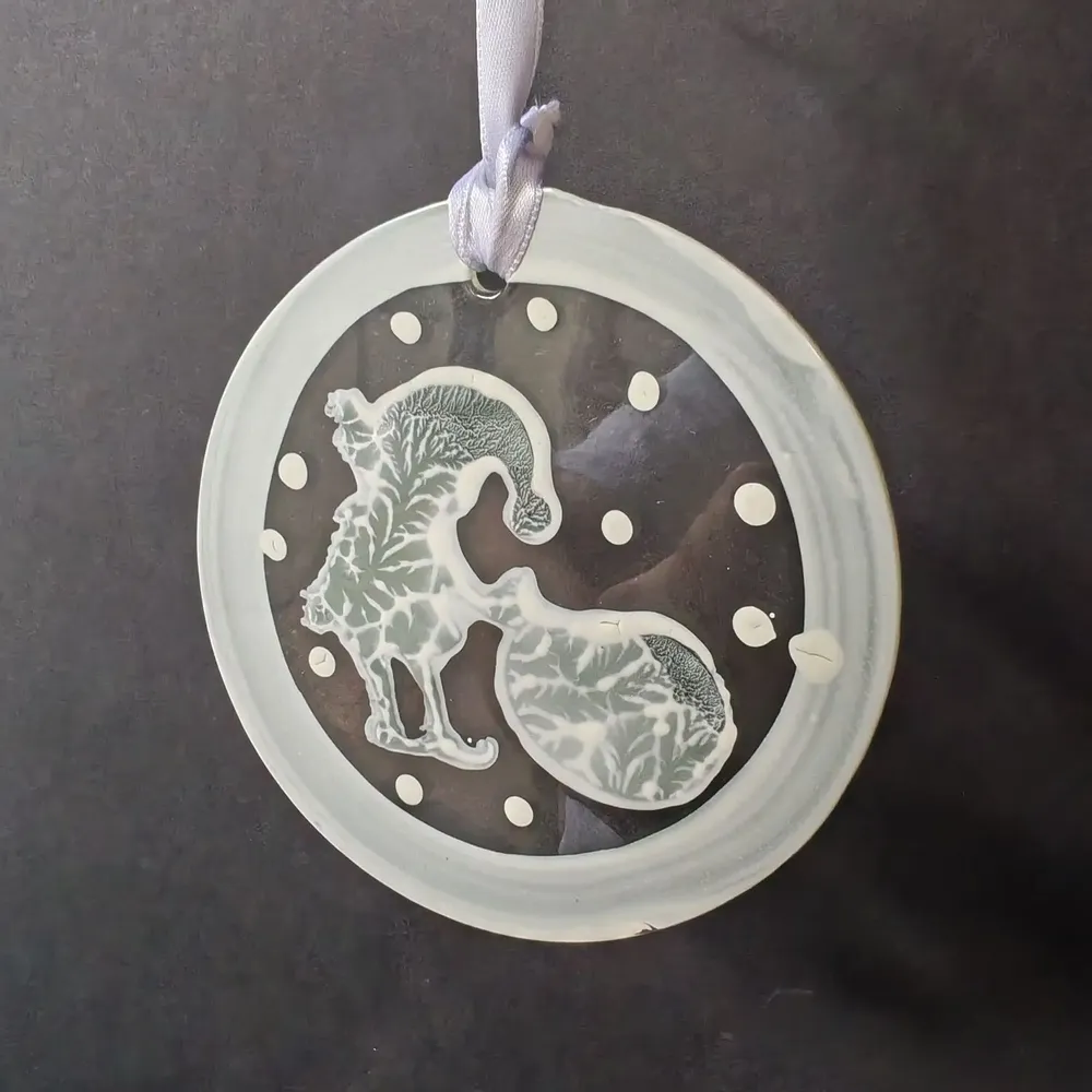 Other Christmas decorations - White hand-painted elf with bag glass ornament - CARNEOL GLASS