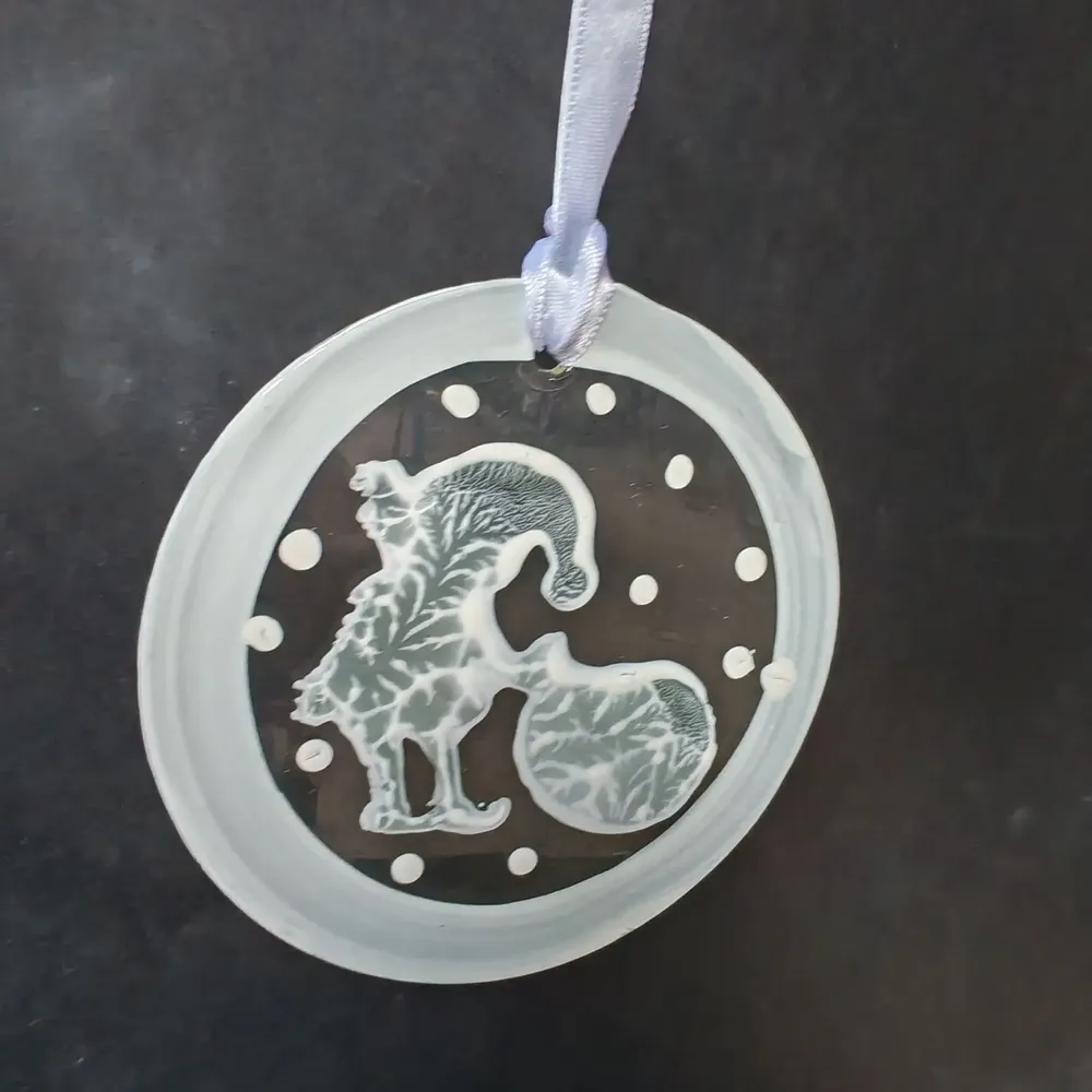 Other Christmas decorations - White hand-painted elf with bag glass ornament - CARNEOL GLASS