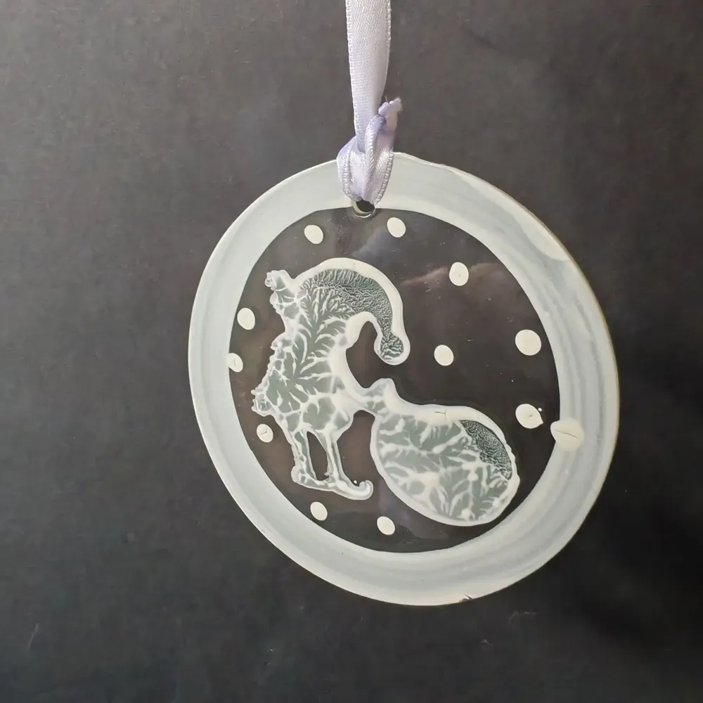 Other Christmas decorations - White hand-painted elf with bag glass ornament - CARNEOL GLASS