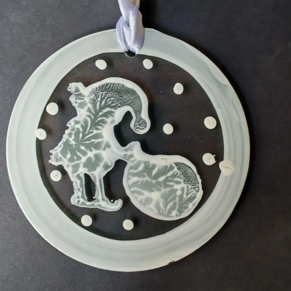 Other Christmas decorations - White hand-painted elf with bag glass ornament - CARNEOL GLASS