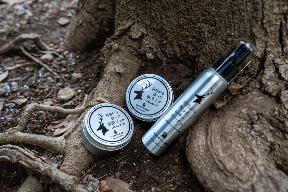 Petite maroquinerie - Fabriqué à partir de la série Nature Leather Care - LION SHOE CREAM HONPO