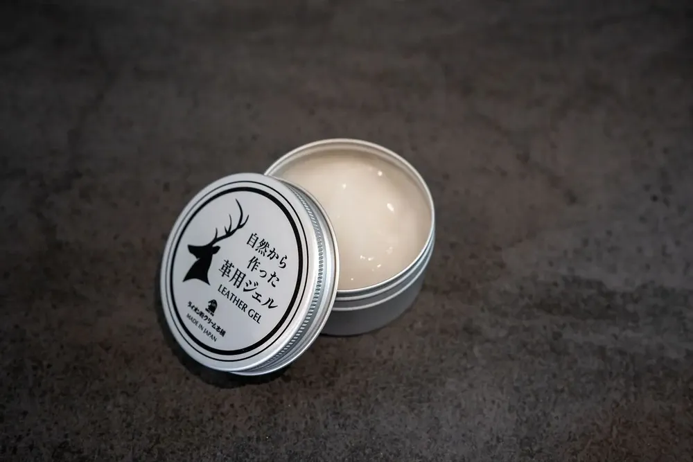 Petite maroquinerie - Fabriqué à partir de la série Nature Leather Care - LION SHOE CREAM HONPO