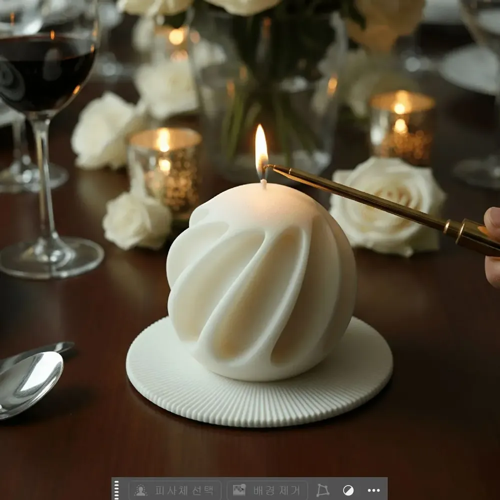 Candles - Scented sculptural Candle - packed in a golden gift box - WOOSM