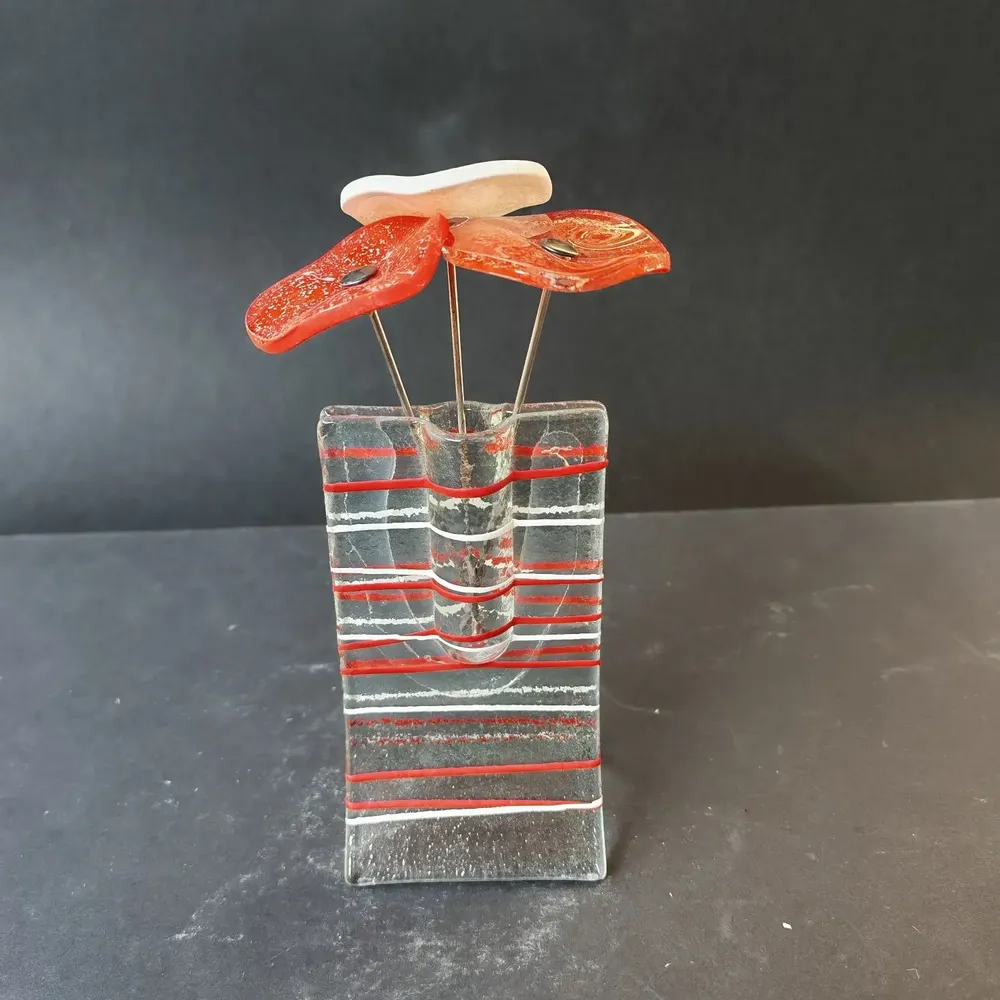 Vases - Small transparent 8x13 cm vase with red-white stripes and with 3 small flowers - CARNEOL GLASS