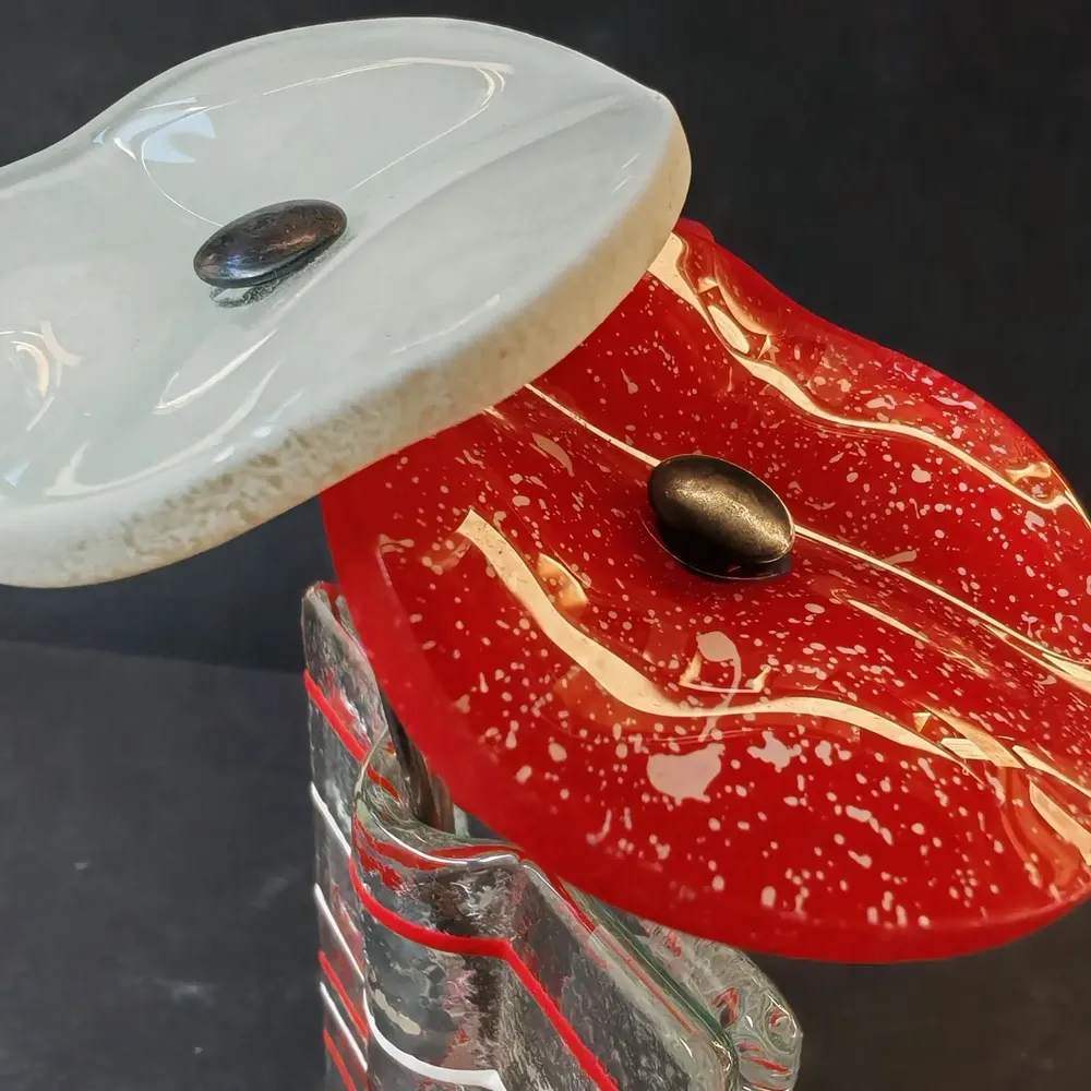 Vases - Small transparent 8x13 cm vase with red-white stripes and with 3 small flowers - CARNEOL GLASS