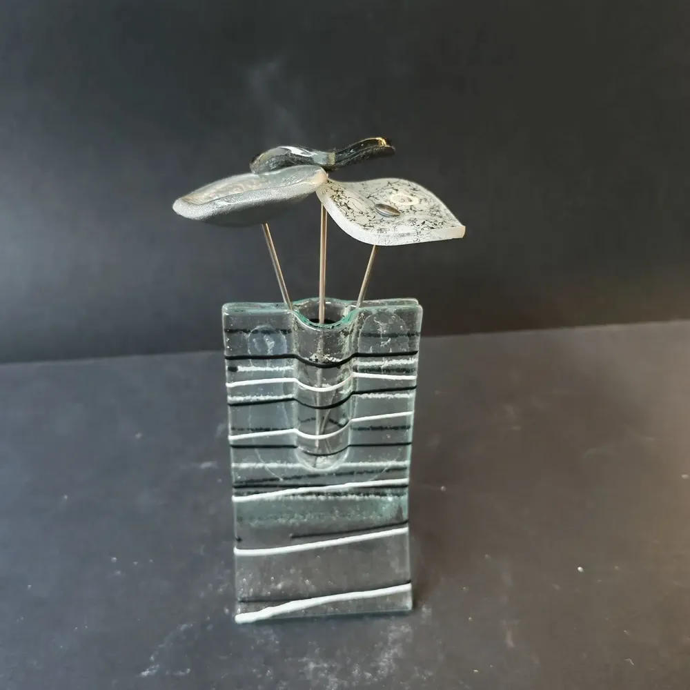 Vases - Small transparent 8x13 cm vase with white-black stripes and with 3 small flowers - CARNEOL GLASS