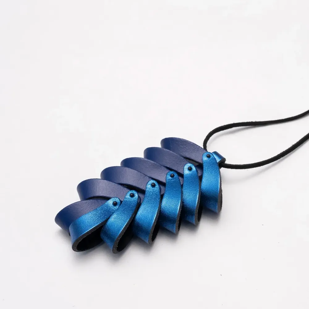 Bijoux - Pendentif en pin - C.KARAKALPAKI