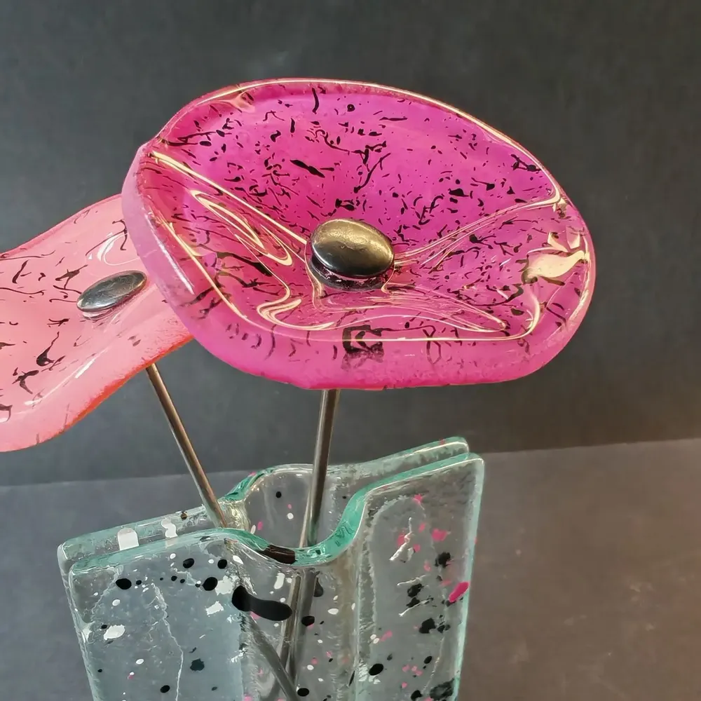 Vases - Petit vase transparent 8x13 cm fuchsia-blanc-noir à pois avec 3 petites fleurs - CARNEOL GLASS