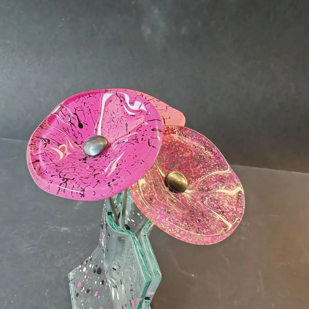 Vases - Petit vase transparent 8x13 cm fuchsia-blanc-noir à pois avec 3 petites fleurs - CARNEOL GLASS