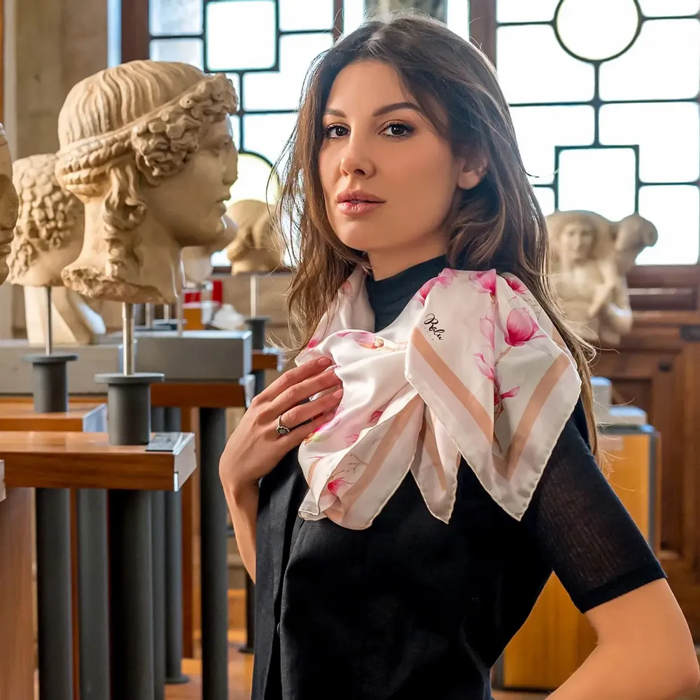 Foulards et écharpes - Foulard en soie Magnolia Grace 70x70 cm - RALUFINEART