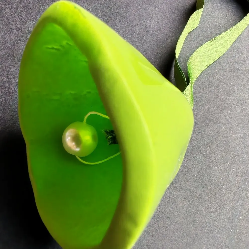 Autres décorations de Noël - Cloche en verre accrochée à un élégant ruban de couleur vert pomme - CARNEOL GLASS