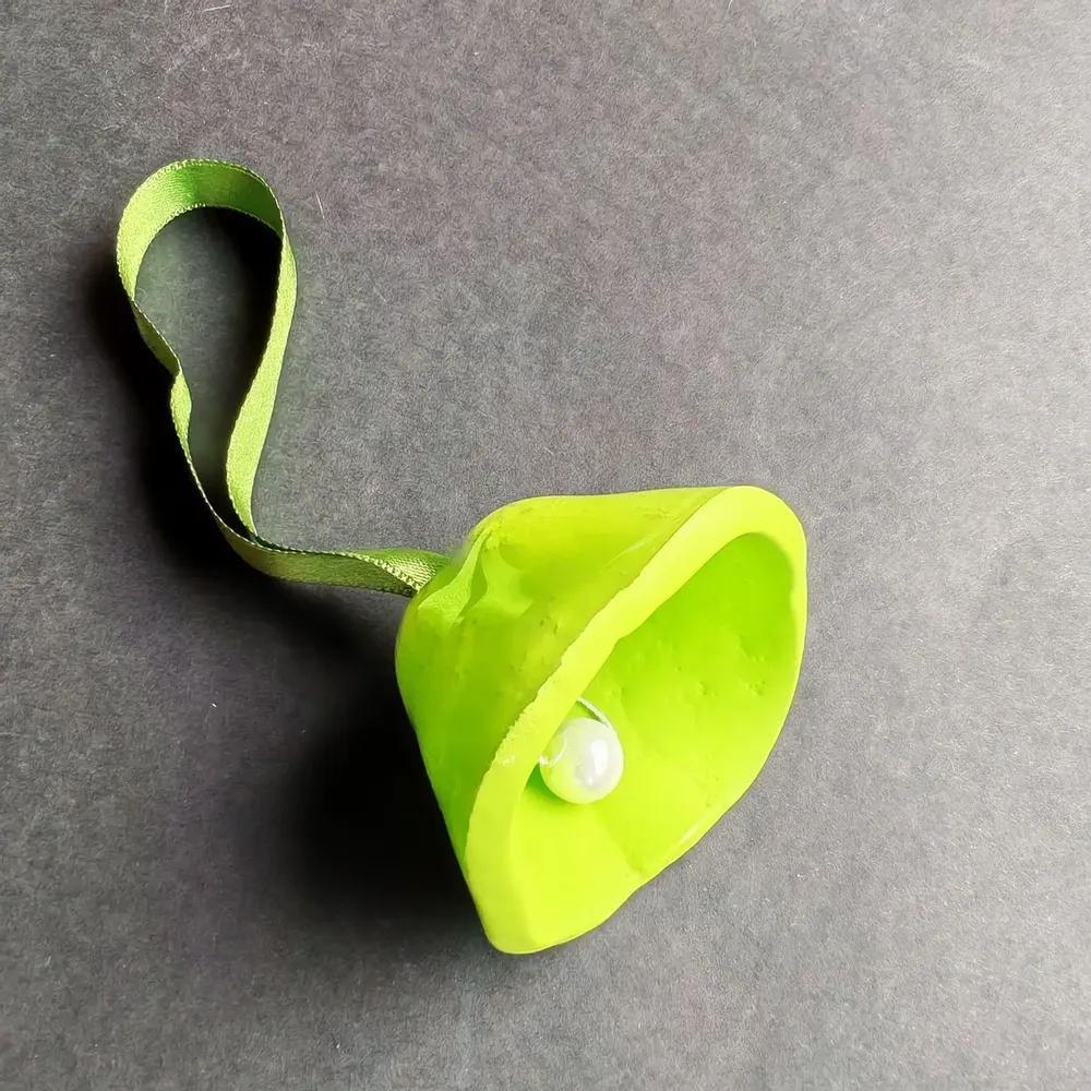 Autres décorations de Noël - Cloche en verre accrochée à un élégant ruban de couleur vert pomme - CARNEOL GLASS