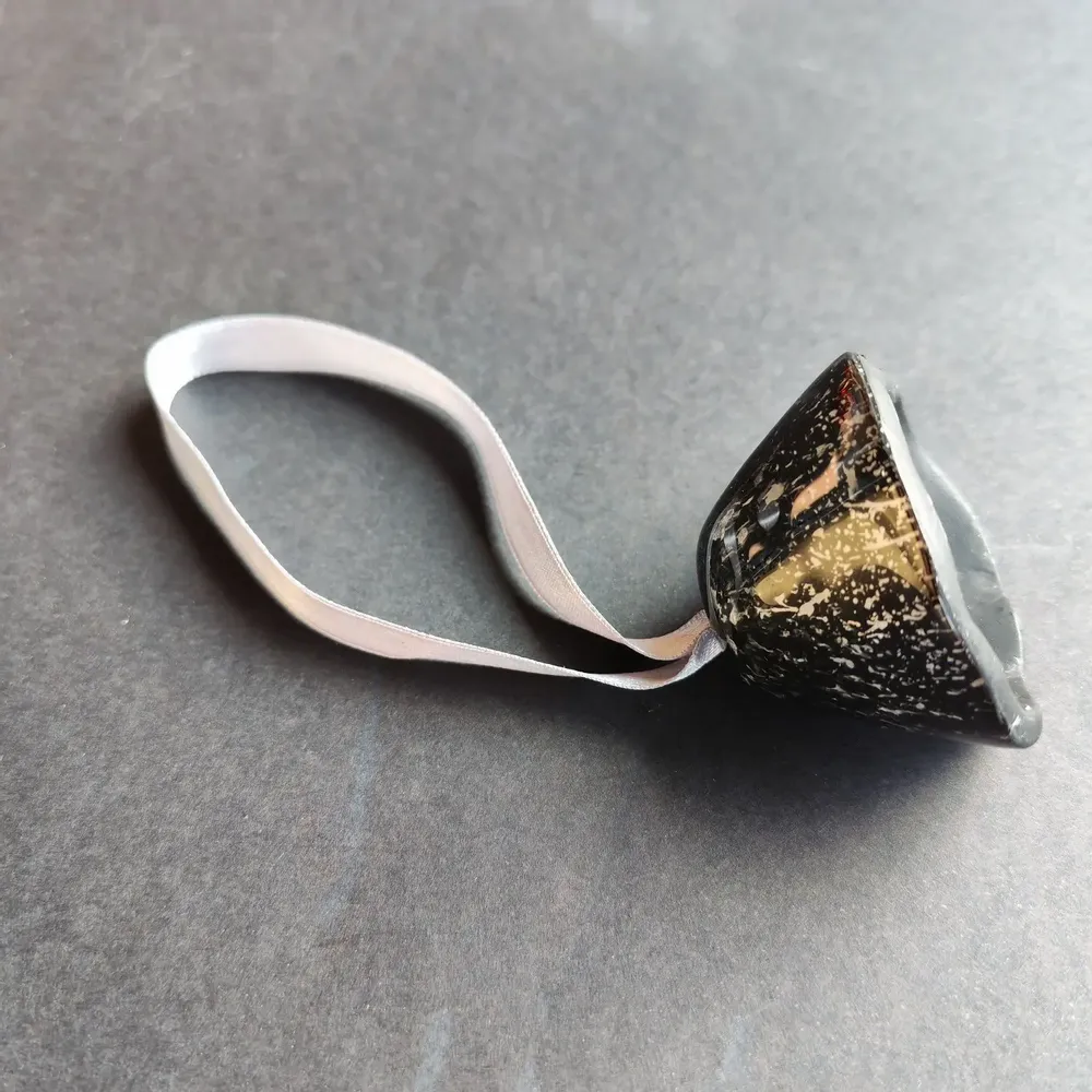 Christmas garlands and baubles - Glass bell in black-silver on an elegant ribbon hanger - CARNEOL GLASS