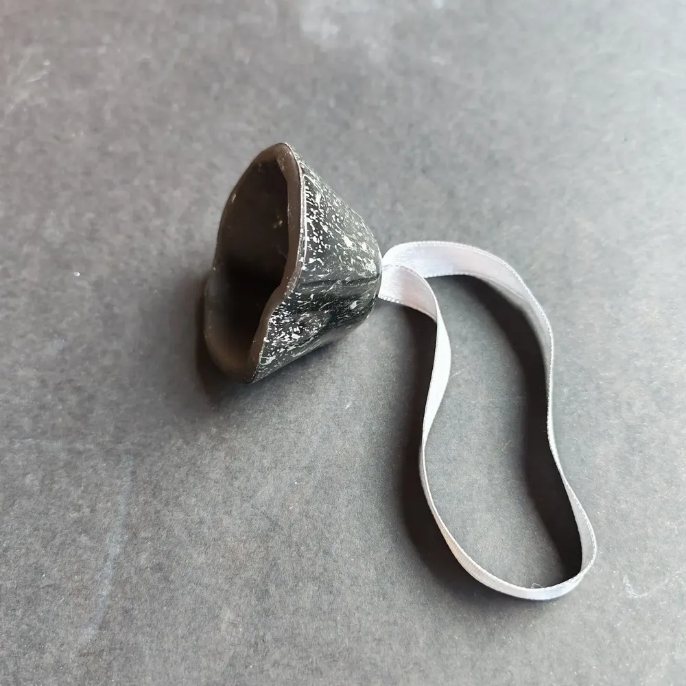 Christmas garlands and baubles - Glass bell in black-silver on an elegant ribbon hanger - CARNEOL GLASS