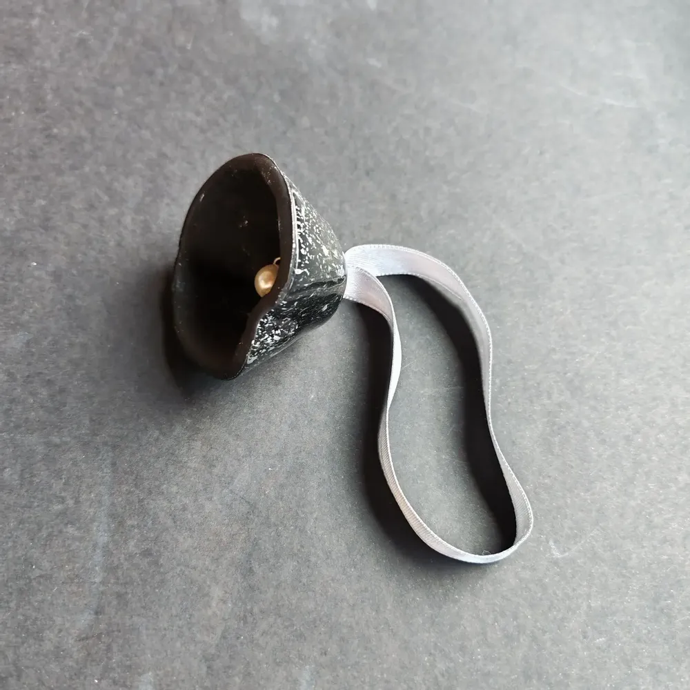 Christmas garlands and baubles - Glass bell in black-silver on an elegant ribbon hanger - CARNEOL GLASS