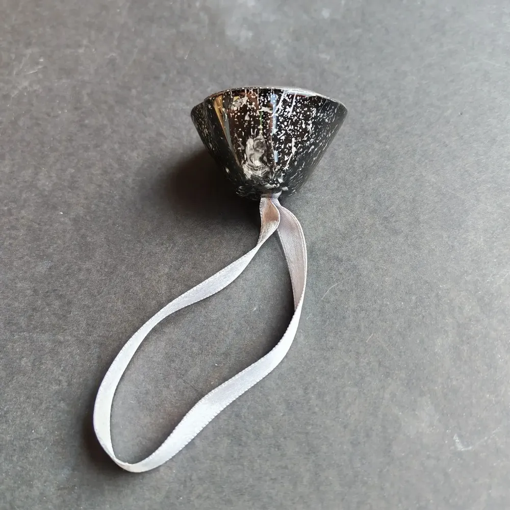 Christmas garlands and baubles - Glass bell in black-silver on an elegant ribbon hanger - CARNEOL GLASS
