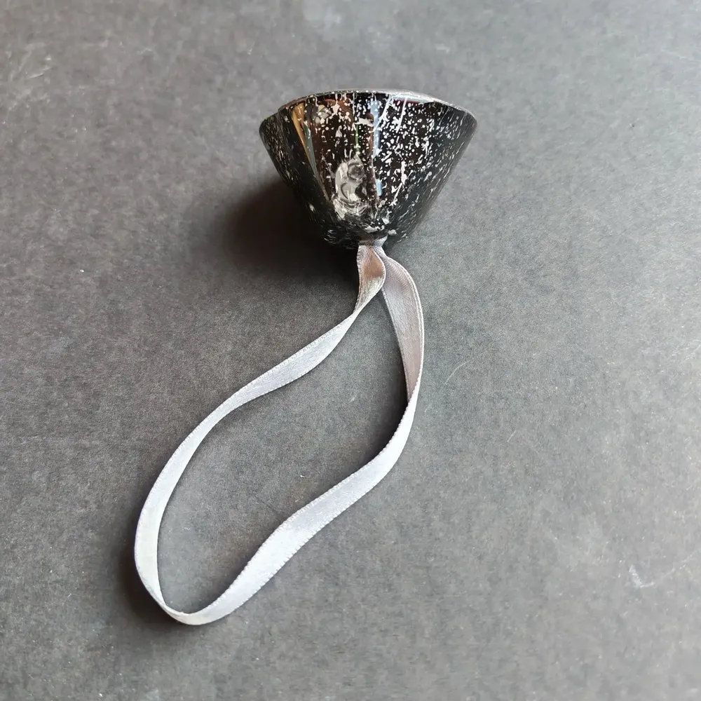 Christmas garlands and baubles - Glass bell in black-silver on an elegant ribbon hanger - CARNEOL GLASS