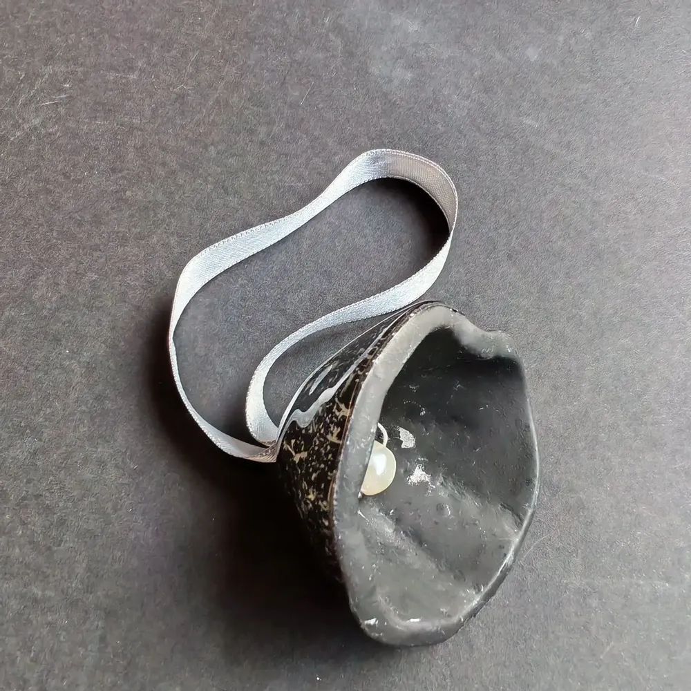 Christmas garlands and baubles - Glass bell in black-silver on an elegant ribbon hanger - CARNEOL GLASS