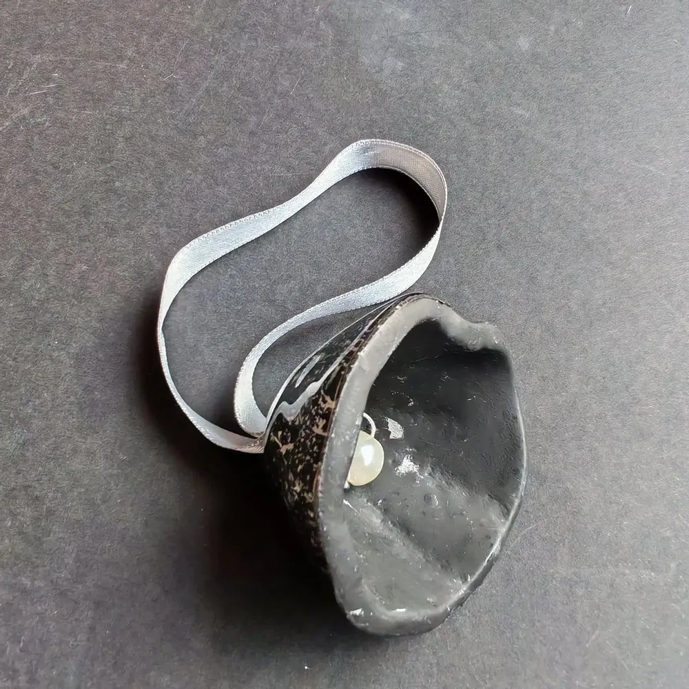 Christmas garlands and baubles - Glass bell in black-silver on an elegant ribbon hanger - CARNEOL GLASS