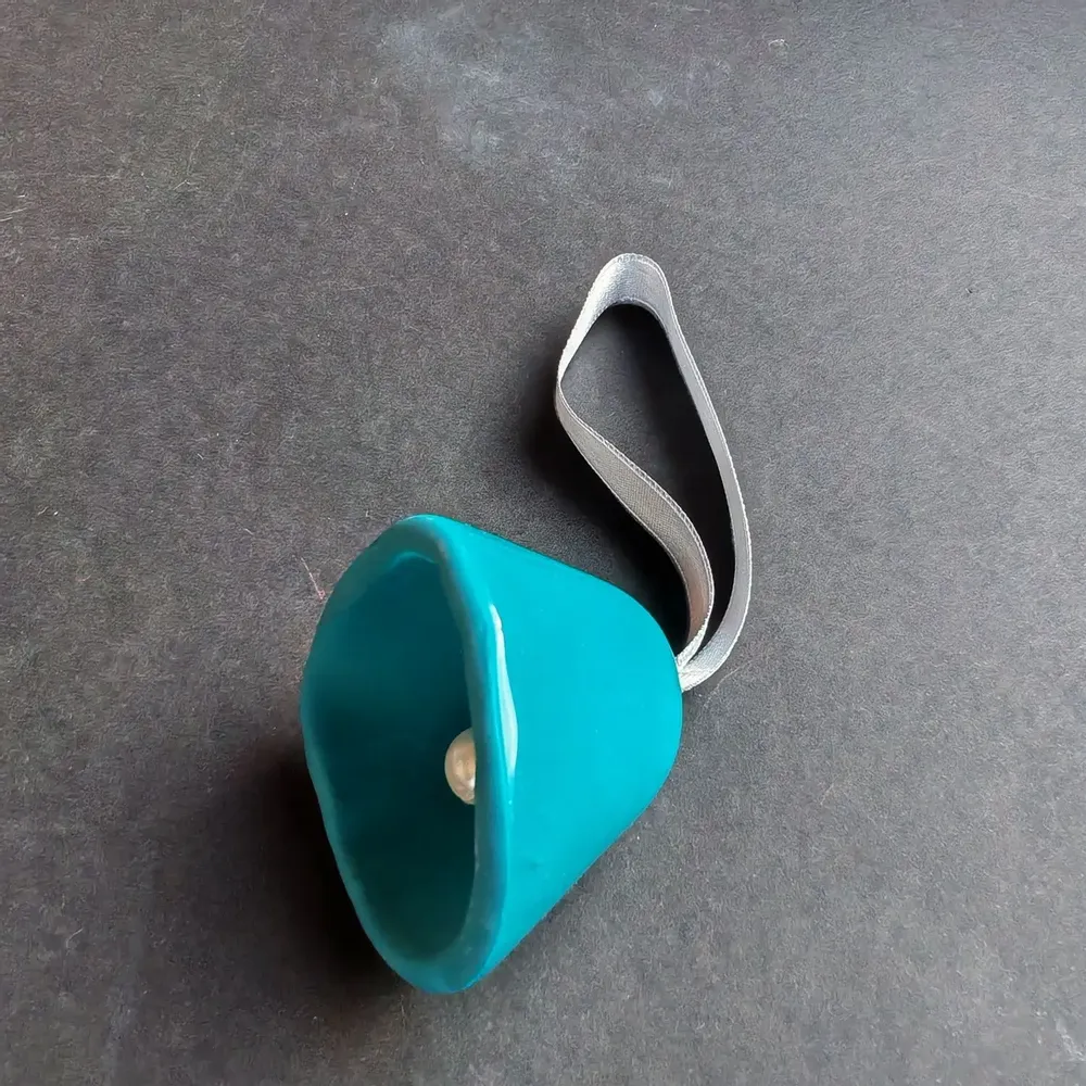 Autres décorations de Noël - Cloche en verre de grande taille sur un élégant cintre en ruban de couleur turquoise - CARNEOL GLASS