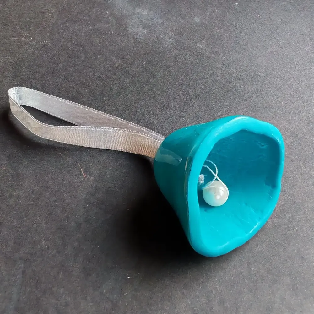 Autres décorations de Noël - Cloche en verre de grande taille sur un élégant cintre en ruban de couleur turquoise - CARNEOL GLASS