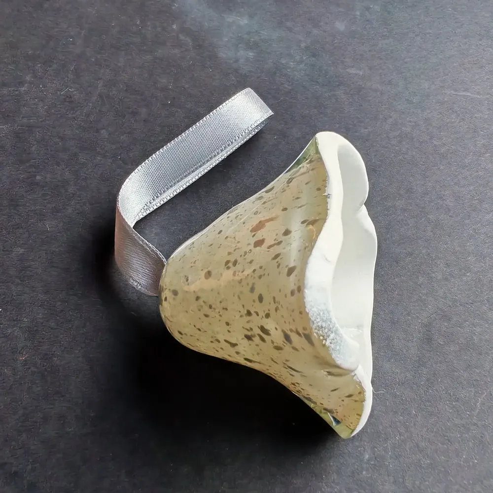 Autres décorations de Noël - Grande cloche en verre blanc et or sur un élégant cintre en ruban - CARNEOL GLASS