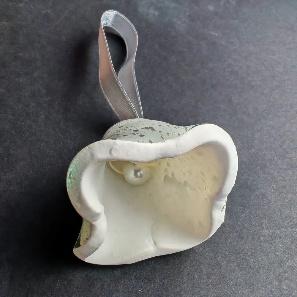 Autres décorations de Noël - Grande cloche en verre blanc et or sur un élégant cintre en ruban - CARNEOL GLASS