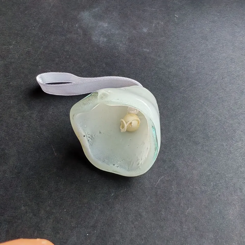 Autres décorations de Noël - Grande cloche en verre blanc sur un élégant porte-ruban - CARNEOL GLASS